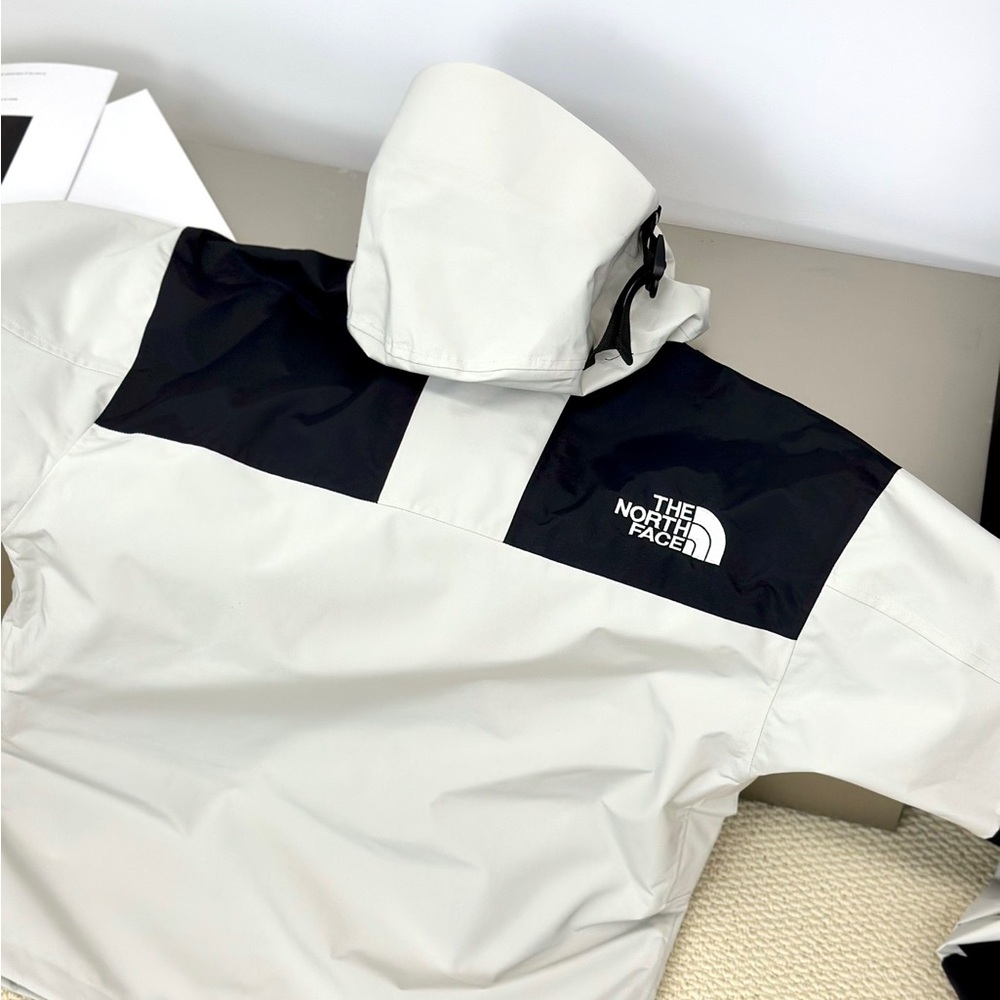 Unisex The North Face Light Grey & Black GORE-TEX Waterproof Hooded Jacket - Picture 2 of 6